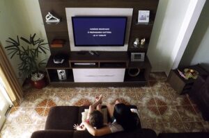 選挙放送を見る人（Lindomar Cruz/Agencia Senado）