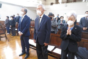 慰霊法要の様子。前列左から吉広会長、盆子原国彦さん、渡辺淳子さん