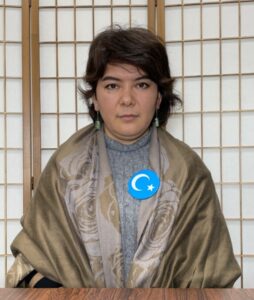 日本に帰化したウイグル人のグリスタン。家族に会いたいが、ウイグルに行けばどんな危険があるか分からない
