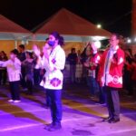 盆踊り大会の様子。桑名総領事はアラザツーバ文協の赤い法被を着て参加した