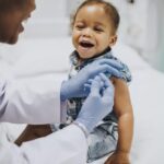 ワクチン接種を受ける子供（Freepik.com）