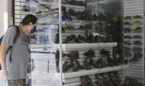 コロナ禍前まで販売が回復していない履物店（Fernando Frazao/Agencia Brasil）