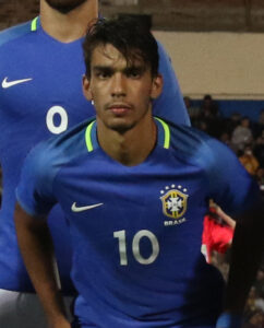 代表ユニフォームを着たルーカス・パケタ選手（２０１７年、Agencia de Noticias ANDES, via Wikimedia Commons）