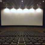 誰もいない映画館の客席（Jorge Simonet, via Wikimedia Commons）