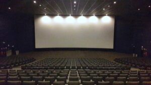 誰もいない映画館の客席（Jorge Simonet, via Wikimedia Commons）