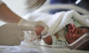 産院でケアを受けている新生児(Marcello Casal Jr./Agencia Brasil)