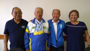 来社した皆さん(左から荒木進さん、松島巧さん、清水弘さん、清水信美さん)