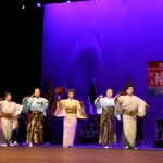 本番舞台のフィナーレで門下生たちと一緒に踊る花柳龍千多さん（中央）