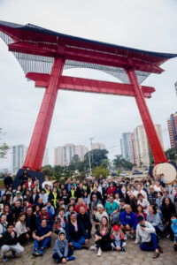 鋼鉄の鳥居の下で参加者が記念写真（写真提供：Walter Hayashi）