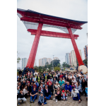 鋼鉄の鳥居の下で参加者が記念写真（写真提供：Walter Hayashi）