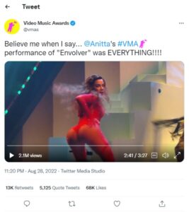 Video Music Awards授賞式で披露されたアニッタのパフォーマンス（Twitter）