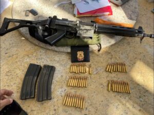 レイス氏の警備チームが所持していたライフル(Divulgação)