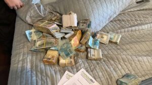 元保健局長の自宅で押収された現金(Divulgação)