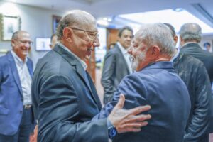 １９日の会合でのルーラ氏（右）とメイレレス氏（Ricardo Stuckert）