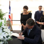 ブラジリアの英国大使館を弔問し、参列者帳に記帳しているボルソナロ大統領夫妻（Clauber Cleber Caetano/PR）