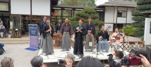 若手民謡グループ「民」と共演する阿部金三郎さん(中央)