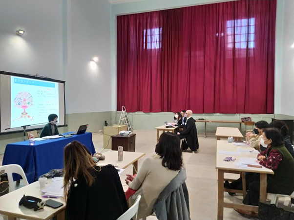 「第１４回中級学習者指導講座」での山崎紀子先生と参加者らの様子。山崎先生は国際交流基金ＪＦスタンダードツリーの基本概念を「日本語技能や社会文化知識を用い、日本語の花を咲かせましょう」と説明している