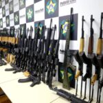 2017年にリオのガレオン空港で押収された自動小銃（Carlos Magno）