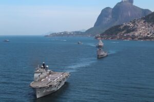 リオの独立２００周年記念行事には海軍艦艇が２１隻も動員されて海上パレードした（Marinha do Brasil）