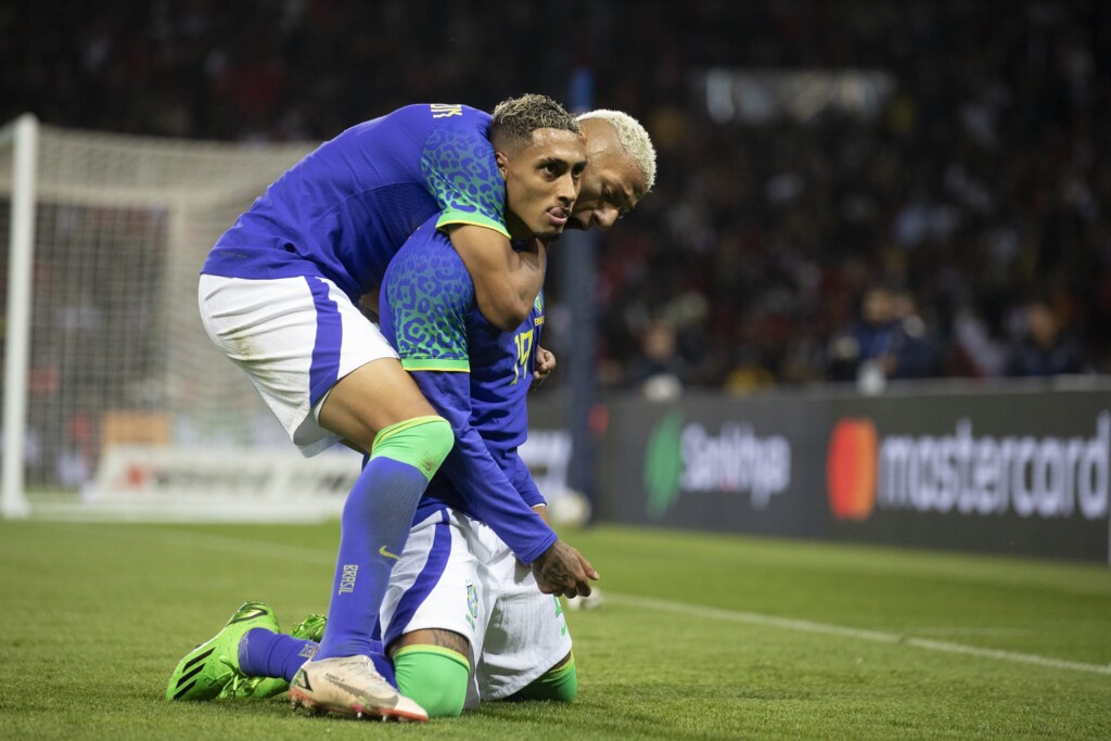 ラフィーニャに抱きつくリシャルリソン（Lucas Figueiredo/CBF）