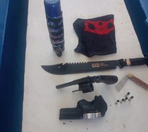少年が持っていた品々（Divulgação/Polícia Militar）
