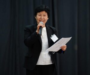 挨拶する中場マサ子会長