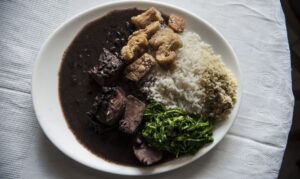 一皿盛りにした食事の一例（Agencia Brasil）