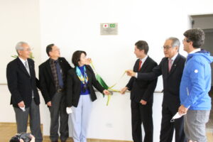 記念プレート除幕を行う菊地評議員会長、税田会長、小室首席領事、江口所長、土井運営委員長、サントス市関係者(左から)