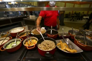 雇用が増えた部門の一つの外食産業（Marcelo Camargo/Agência Brasil）