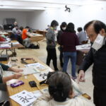 茨城県人会書道教室の様子。手前右が小林月仙さん