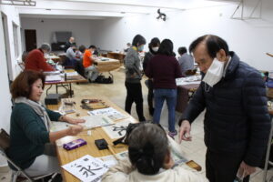 茨城県人会書道教室の様子。手前右が小林月仙さん