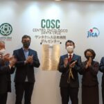 ＣＯＳＣ開所を祝う式典出席者（左中央にガルシア知事、右に林大使）