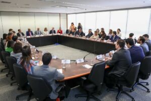 虚報対策のために開かれたプラットフォームの代表との会合（１９日、LR Moreira/Secom/TSE）