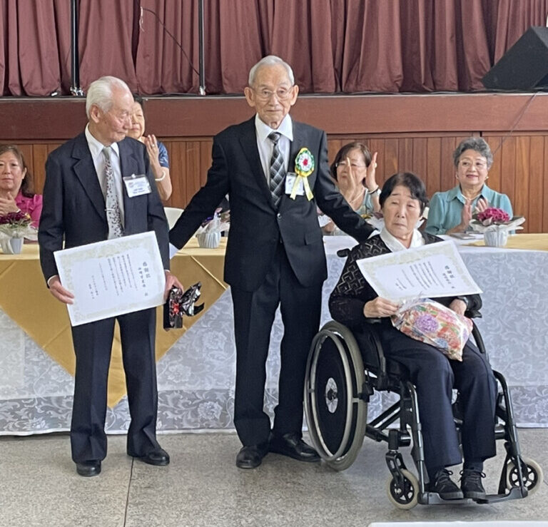 感謝状授与の様子(左から山崎万里男さん、西一人会長、渡辺俊江さん)