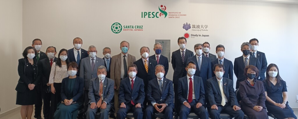ＩＰＥＳＣ創設記念プレート前での集合写真。前列右から２人目に永田恭介学長、３人目に林禎二駐伯日本国大使