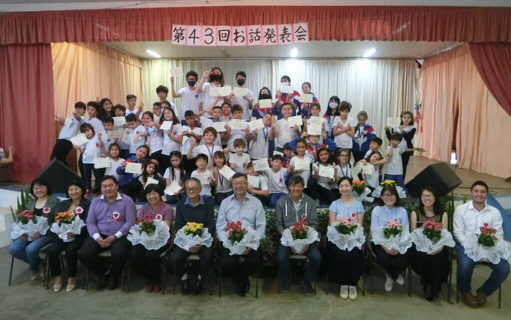 校内お話発表会の参加者ら