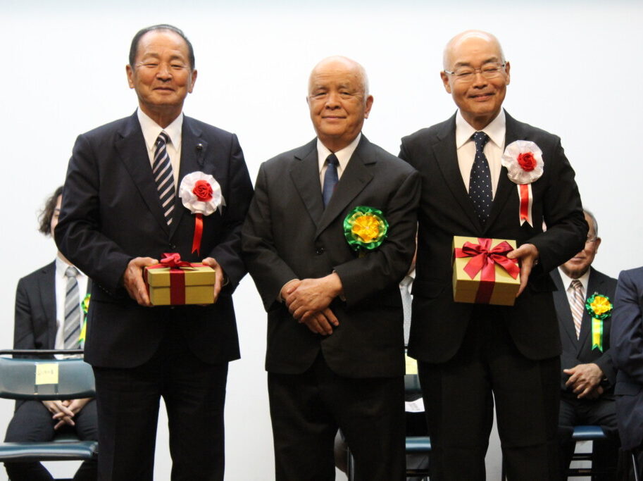 御手洗吉生（みたらい・よしお）大分県議会議長、永松通一会長、尾野賢治副知事（左から）