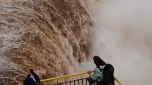 増水したイグアスの滝の水の様子(EDI EMERSON/CATARATAS DO IGUAÇU S.A.)