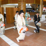 祝賀会で『千鳥』を披露する龍千多さん（前列中央）と日系踊り会のメンバー