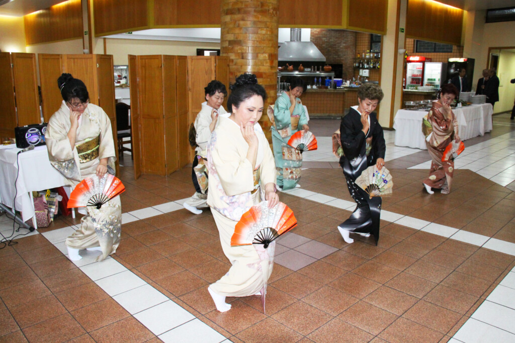 祝賀会で『千鳥』を披露する龍千多さん（前列中央）と日系踊り会のメンバー