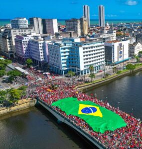 愛国心を込めて掲げられるブラジル国旗（Ricardo Stuckert）