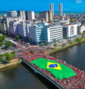 愛国心を込めて掲げられるブラジル国旗（Ricardo Stuckert）