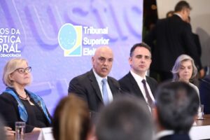 開票後の記者会見（左からローザ・ウエベル最高裁長官、アレッシャンドレ・デ・モラエス選挙高裁長官、ロドリゴ・パシェッコ上院議長、カルメン・ルシア最高裁・選挙高裁判事、Antonio Augusto/Secom/TSE）