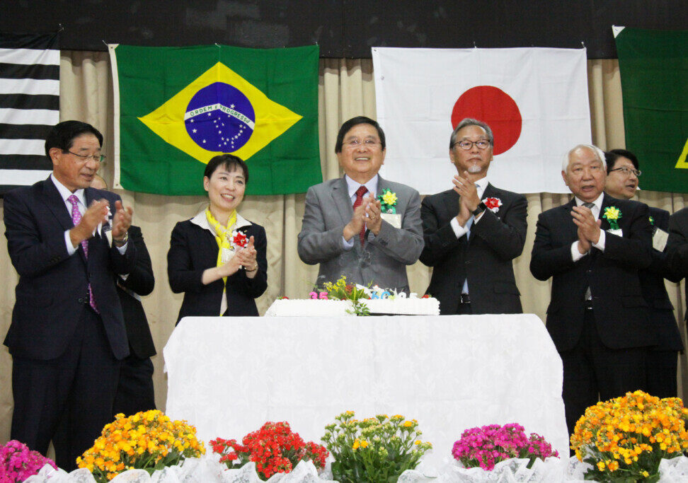 式典に出席した中川県議、横田副知事、市川会長ら（左から）