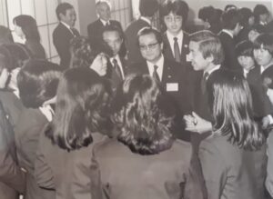 横田さんが団長となり、80人のコチア青年2世研修団をつれて皇居を訪問し、皇太子殿下(当時、現上皇陛下)にも謁見していただいた