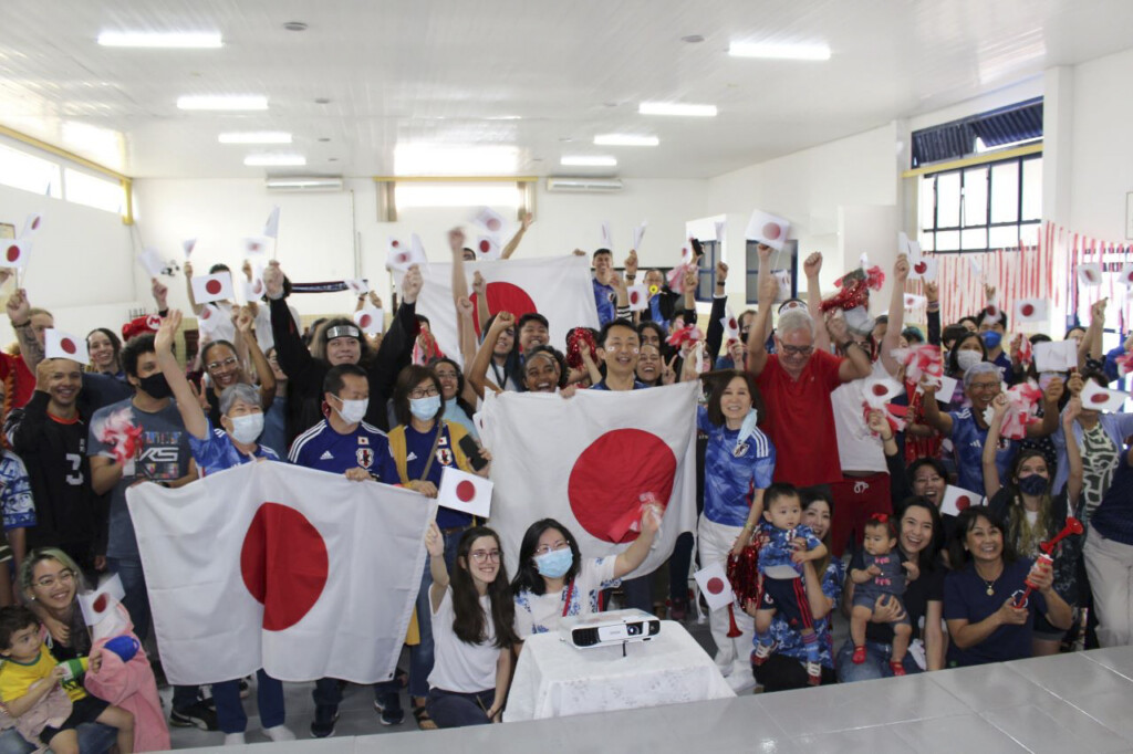 ブラジリア日本語モデル校の講堂で、日本チーム勝利の一瞬。中央で日の丸を広げているのが林大使（写真＝矢田さん提供）