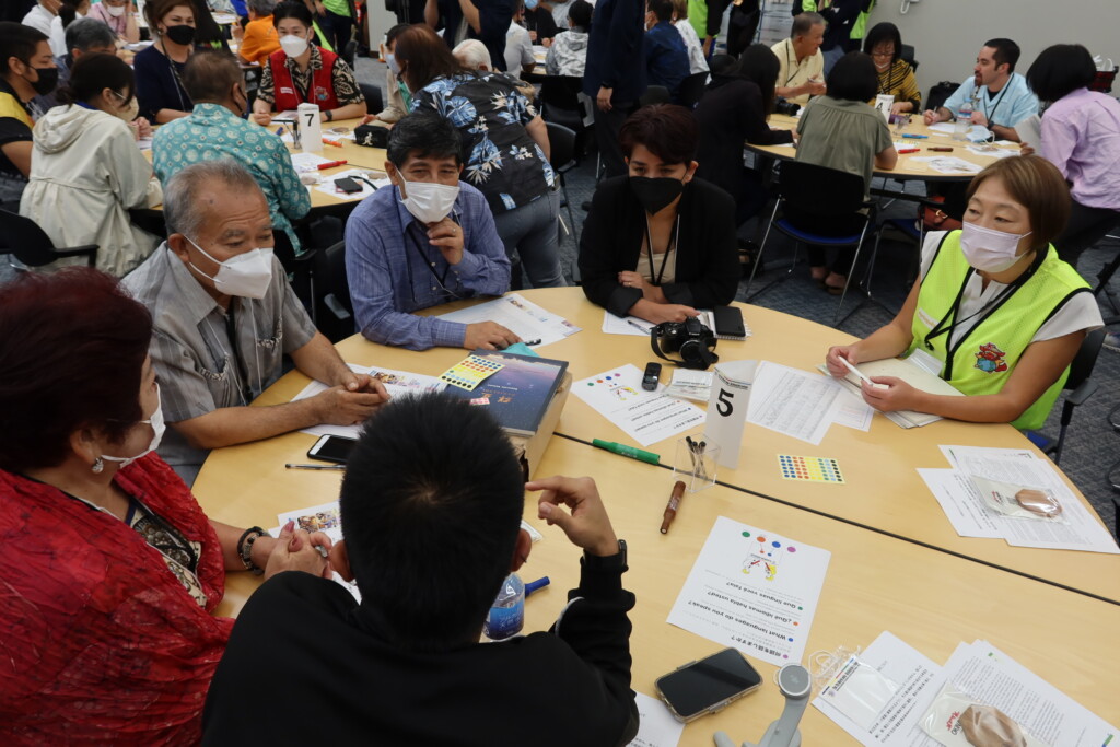 丸テーブルを囲んで熱心に話し合う様子