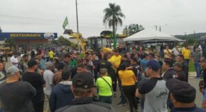 サンタカタリーナ州グアラミリンの封鎖地点で運転手と交渉を行う連邦道路警察官（Polícia Rodoviária Federal/Divulgação）