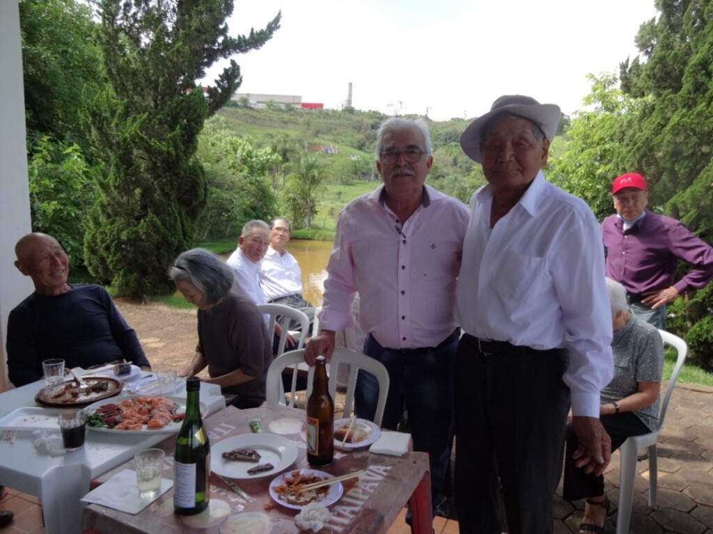 親睦昼食会の様子。ジャイル・セリオ・デ・ソウザ元カンブイ市長と白浜清俊代表（中央手前左から）