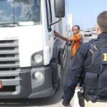 国道での監視にあたる連邦道路警察官とトラック運転手（Vladimir Palatonow/Agencia Brasil）